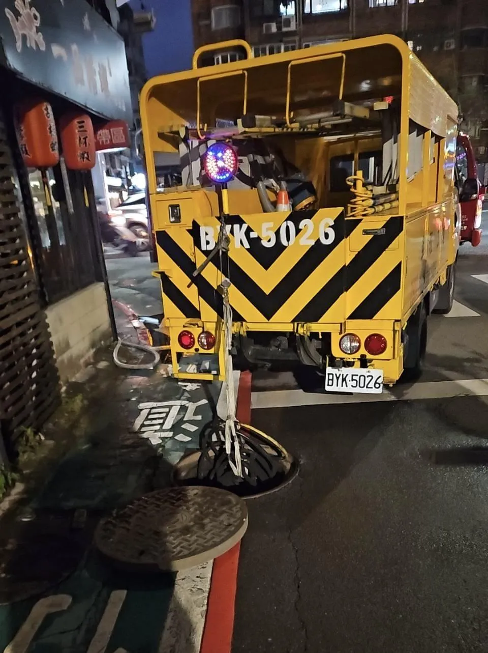 北市市民大道地下電箱突然不明原因冒出大量濃煙。（圖／翻攝畫面）