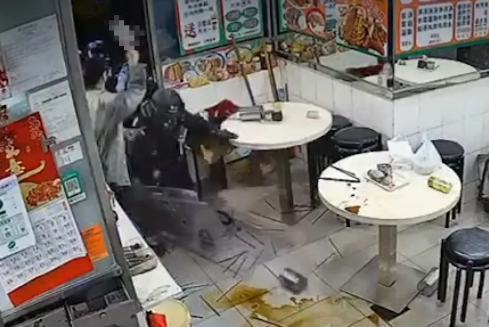 劉女持刀劈向警察。（圖／翻攝小紅書）