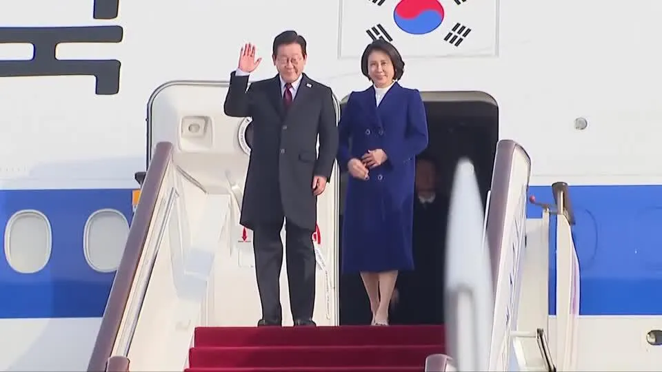 南韓總統李在明（左）偕夫人金惠京赴北京進行國事訪問。（圖／路透）