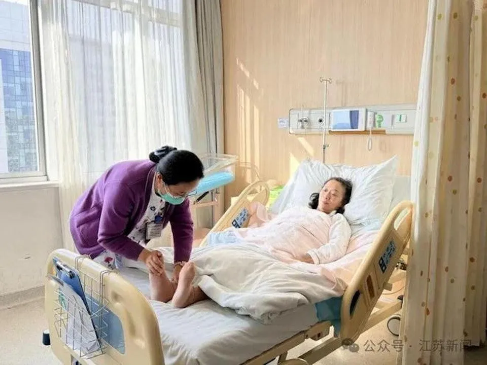 59歲的鄒女士圓夢順利產下一名男嬰。(圖/翻攝《江蘇新聞》)