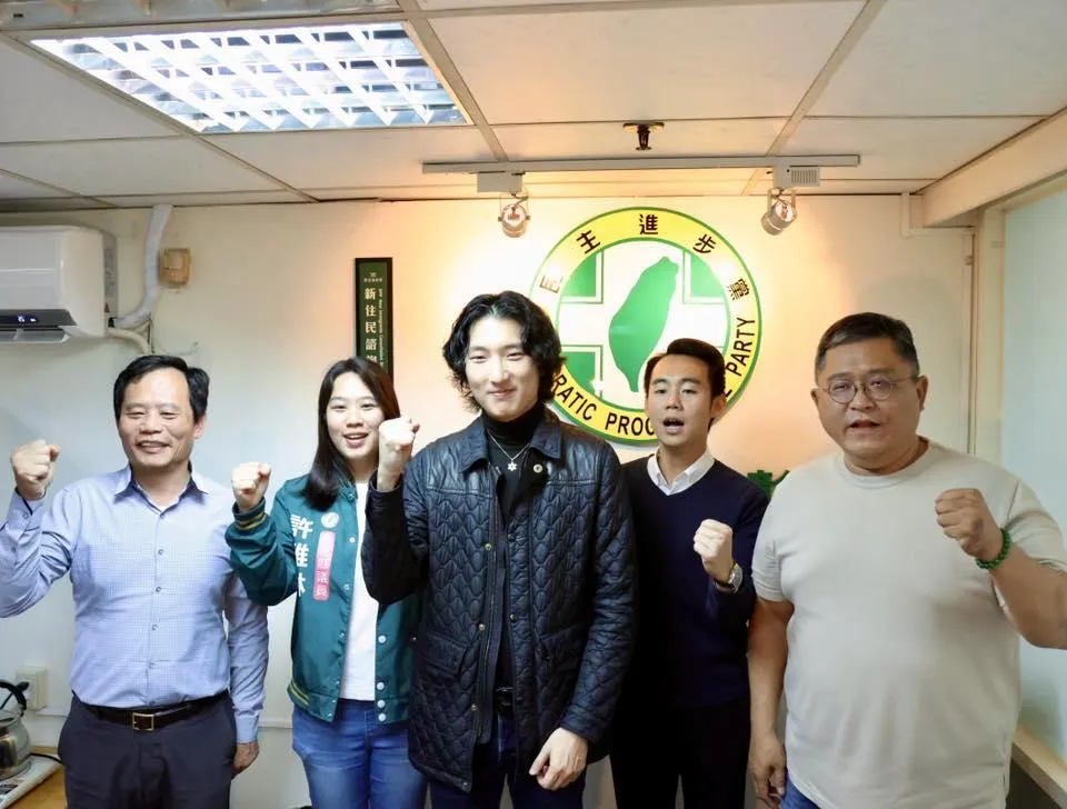 多名彰化縣議員陪同黃柏瑜登記參選彰化市長。（圖／黃柏瑜臉書）