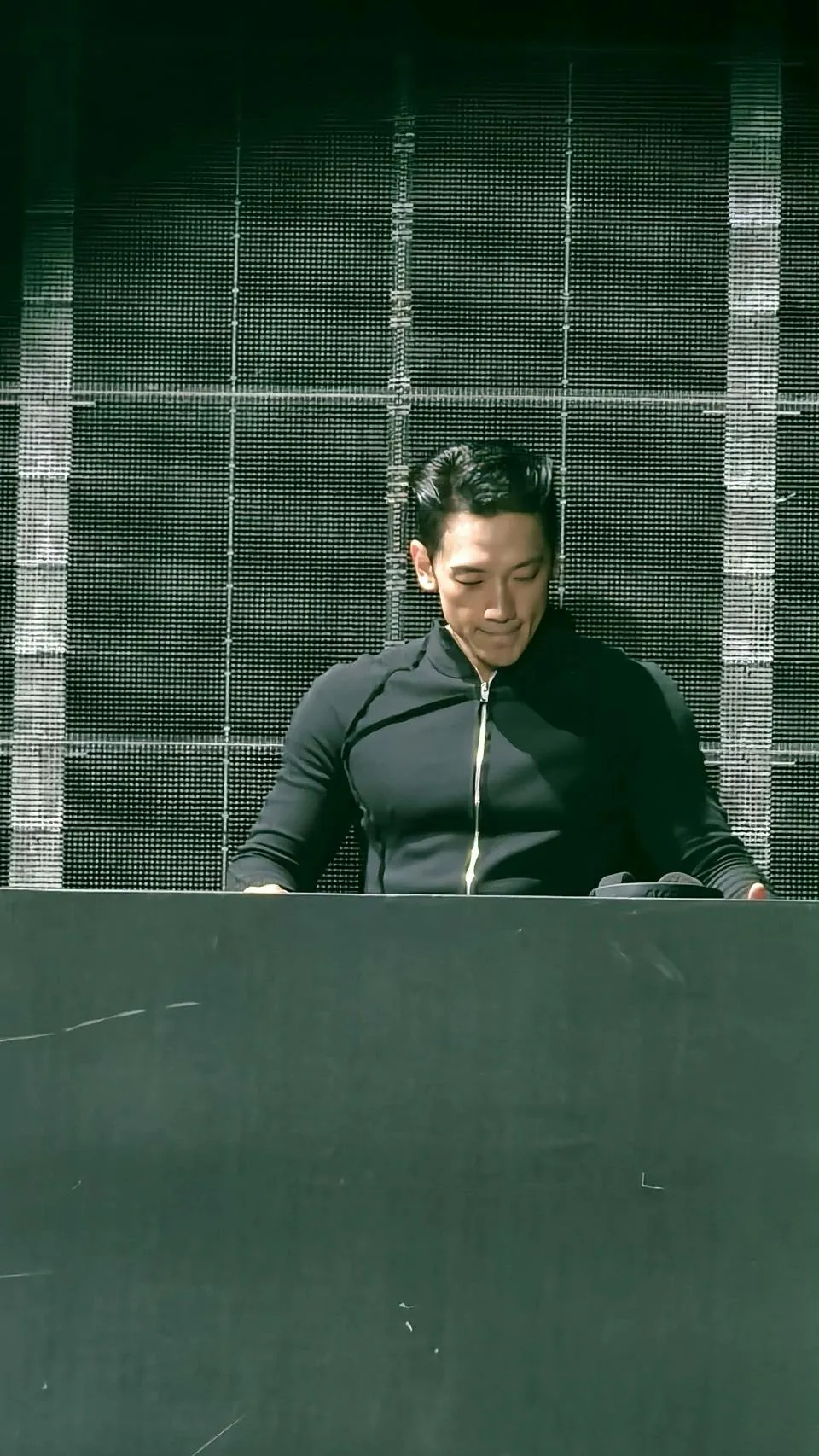RAIN直接化身 DJ，連續放送六首紅遍全球的舞曲混音。（圖／讀者提供）