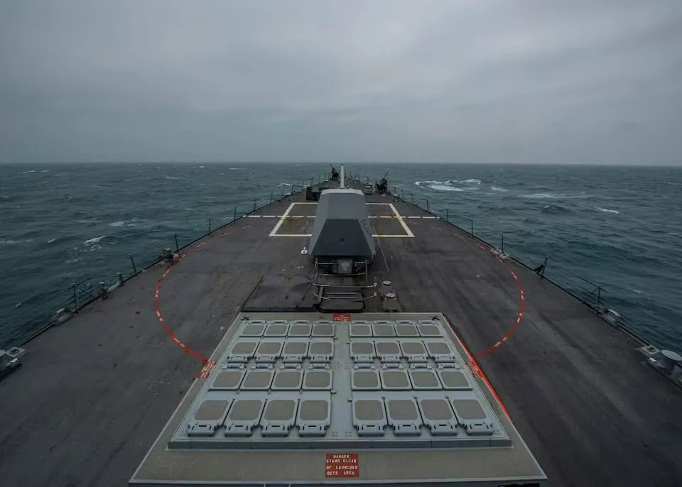 美軍飛彈驅逐艦芬恩號（圖）與海軍測量船瑪麗西爾斯號16至17日穿越台灣海峽。（Jason Waite/U.S. Navy/Handout via 路透社）