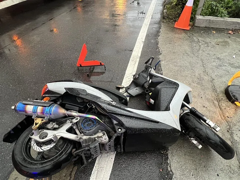 28歲蕭姓機車騎士天雨路滑人車一起摔到對向車道，撞車搶救不治。（圖／翻攝畫面）