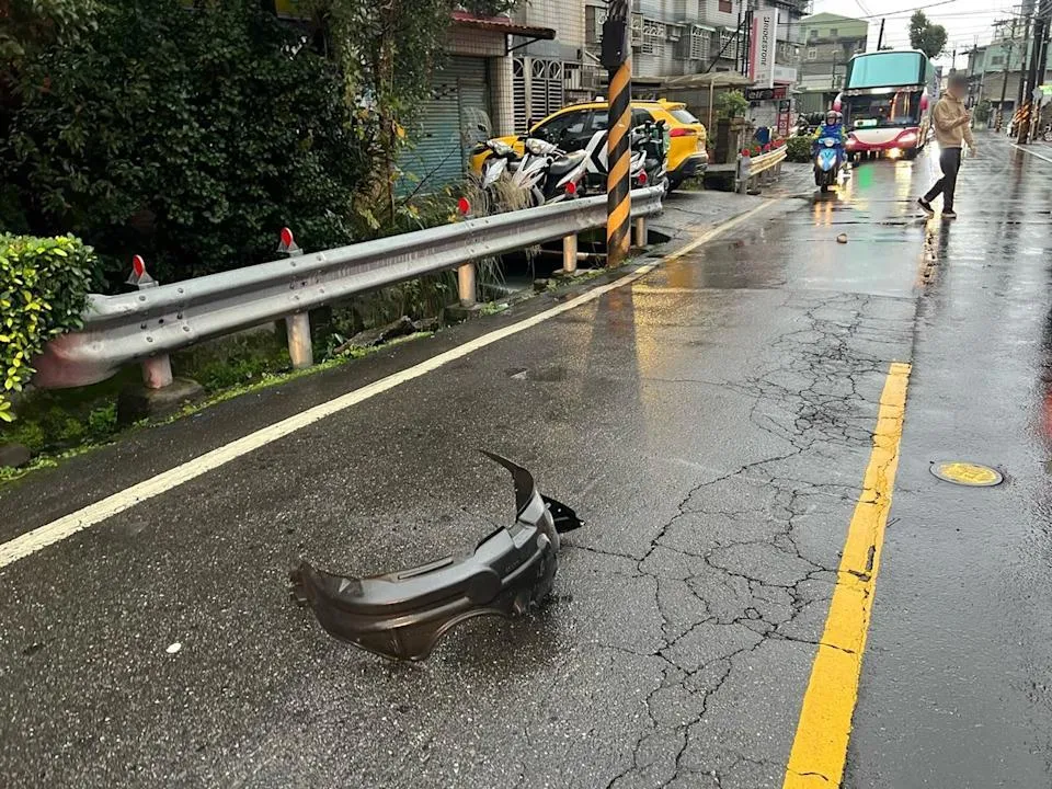 32歲范姓男子的自小客車挨撞，車下巴掉落。（圖／翻攝畫面）