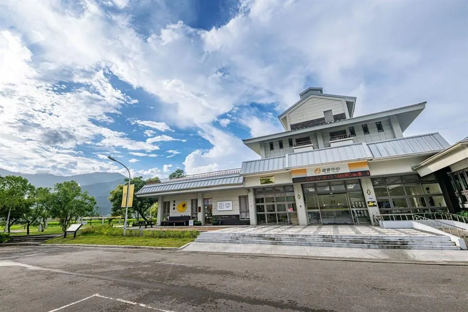 安通與羅山充電站的啟用，形同打通縱谷綠色旅遊的任督二脈，圖為羅山管理佔遊客中心。（圖／縱管處提供）