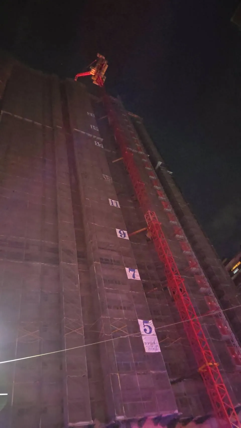 高雄市鼓山區一棟興建中的30層樓豪宅建案，23日凌晨零時許頂樓突然冒猛烈火勢。（圖／警方提供）