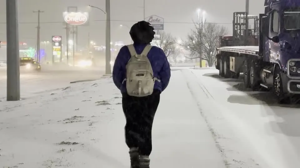 美國將迎來1場大範圍、災難性的暴雪，各地交通大打結。圖為奧克拉荷馬州積雪狀況。（圖／路透）
