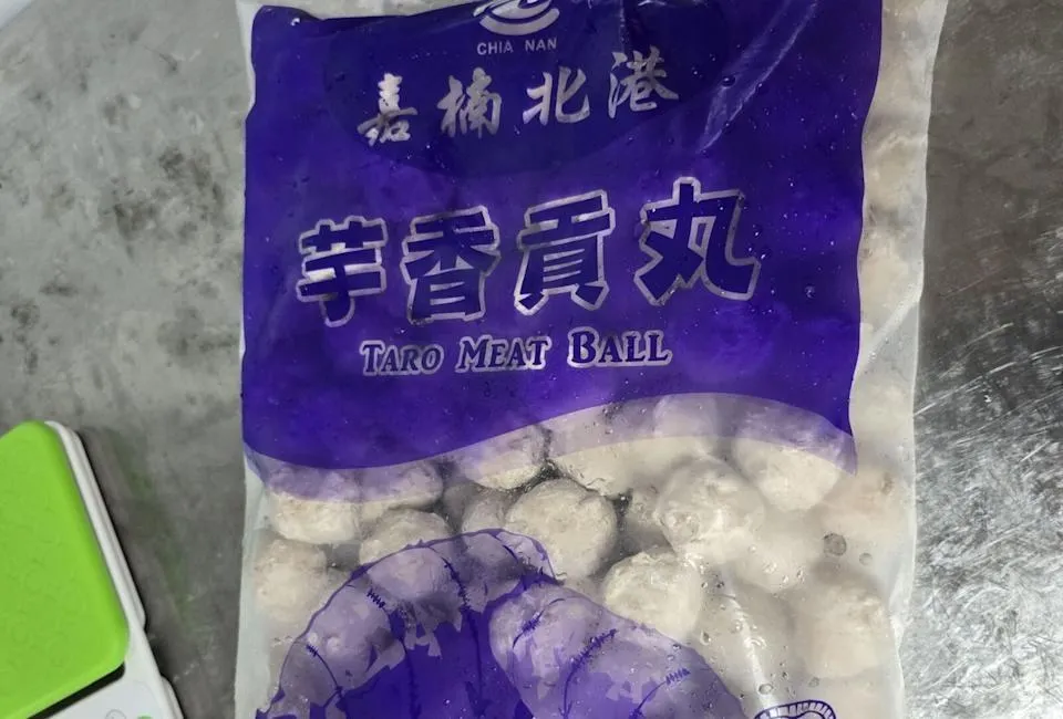 石二鍋台北安居店販售的芋香貢丸標示為豬肉,卻被檢出含有雞成份。(圖/北市衛生局)