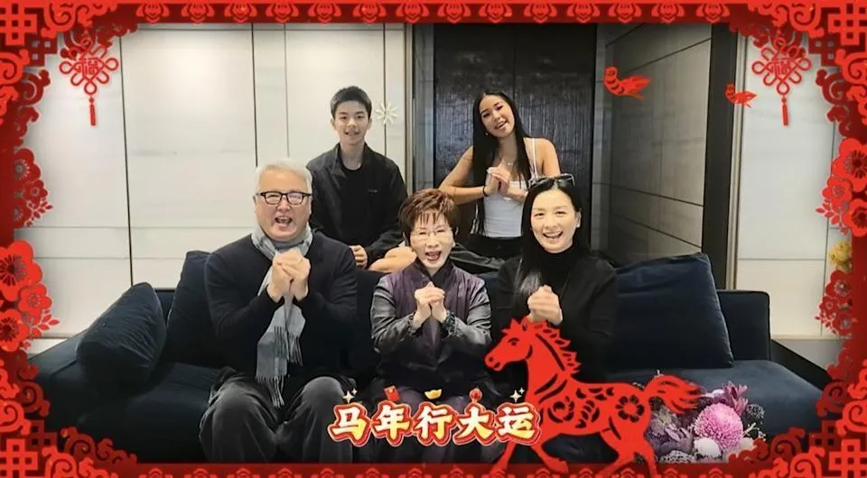 林瑞陽（前左）與張庭（前右起）一家人過年期間與洪秀柱同框拍攝拜年短片。(圖/翻攝微博)