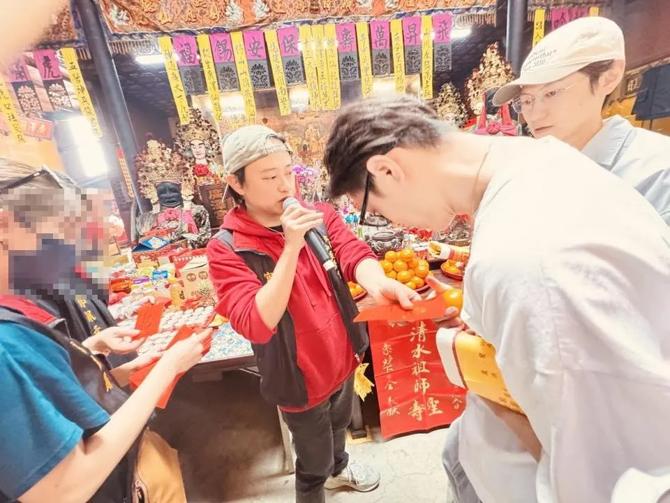 王子（前）2月22日參加桃園大溪鳳山寺廣澤宮的開工團拜活動。（圖／翻攝自大溪鳳山寺廣澤宮臉書）