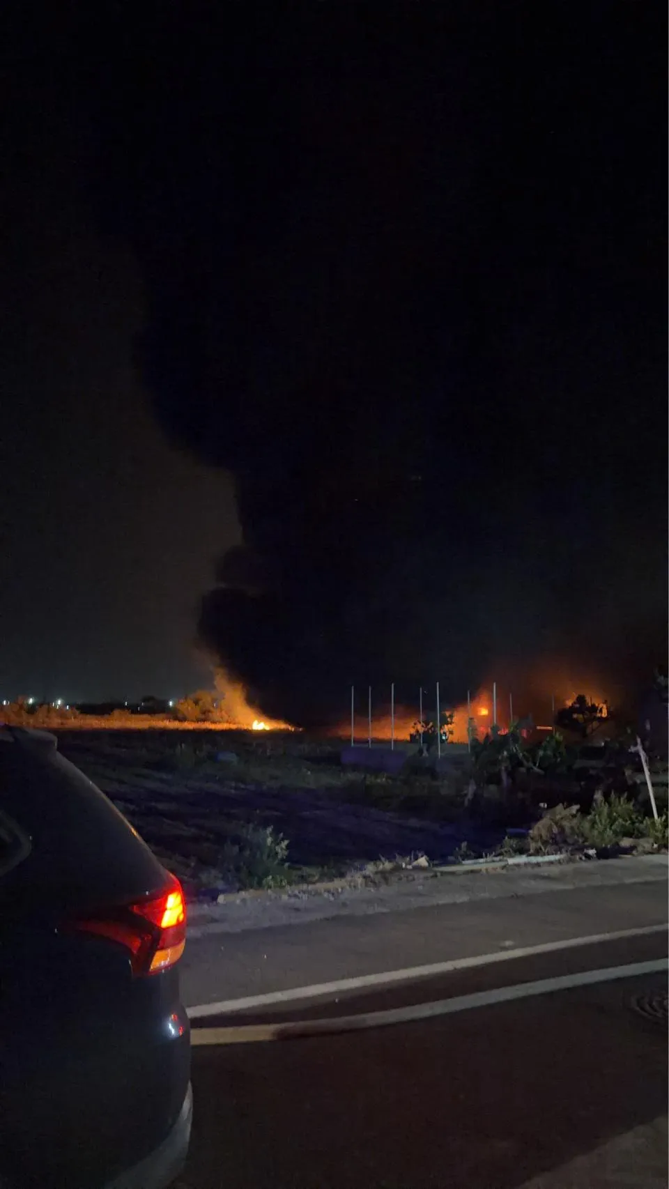 台南將軍區工廠晚間火警，消防大批人車緊急出動。（圖／記者爆料網）