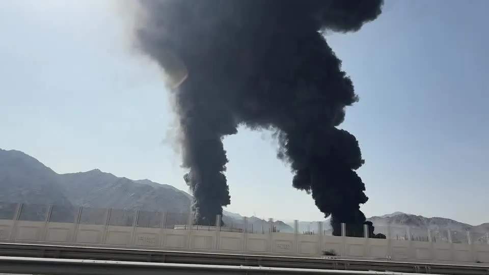 阿聯的富查伊哈邦是重要的船舶燃料補給中心，14日遭遇無人機攻擊起火，影響部分石油裝載作業。（圖／路透）