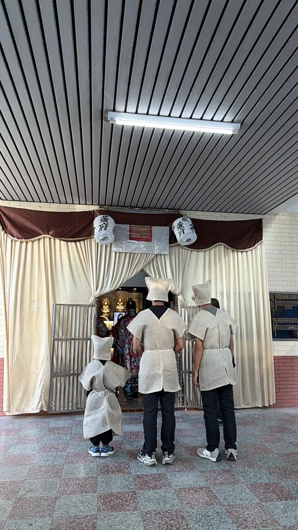 3個孩子和母親告別。（圖／家屬提供）