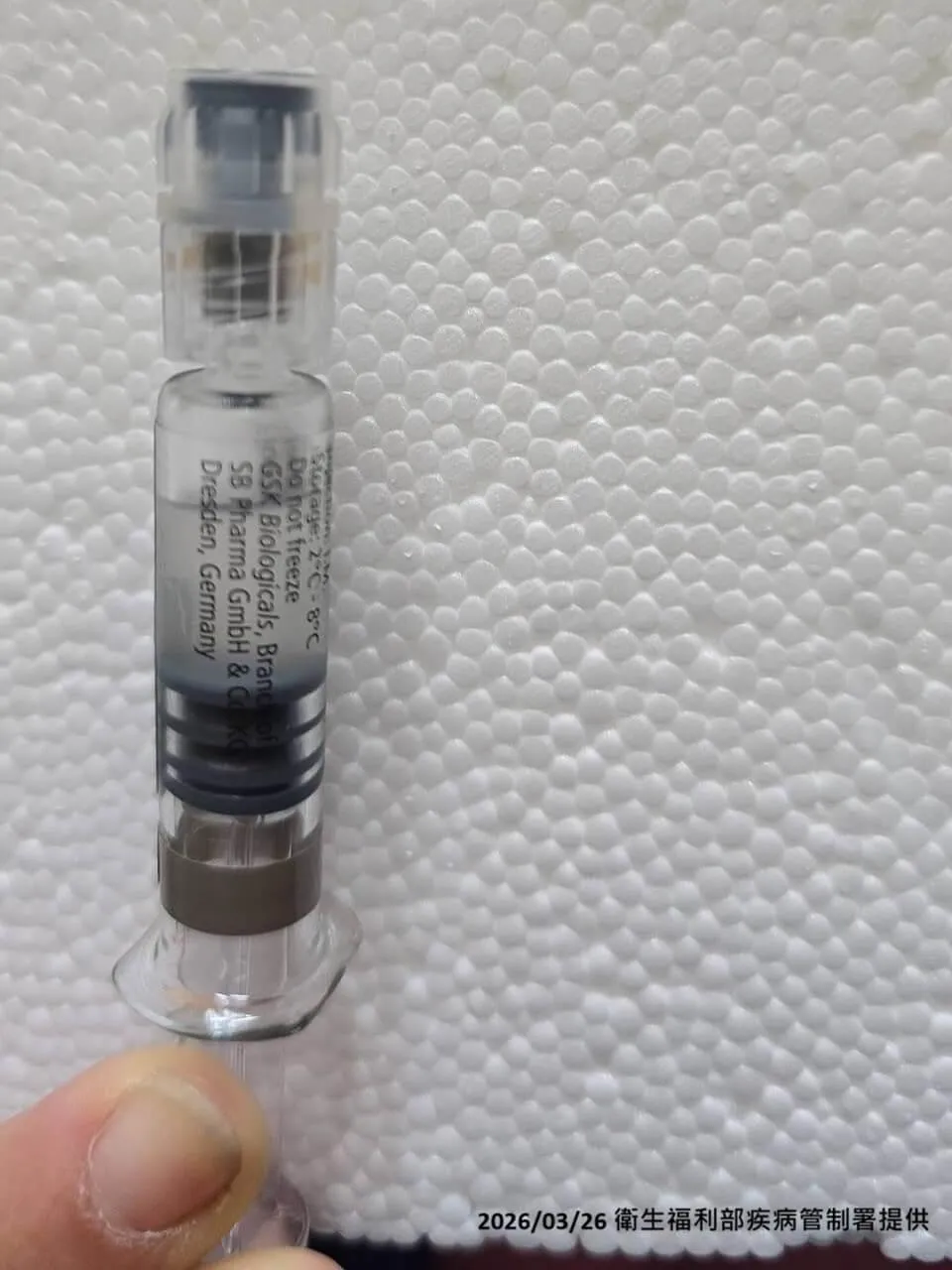 新北某診所發現1劑GSK流感疫苗呈白色混濁,疾管署已要求其他14縣市回收同批號疫苗2642劑。(圖/疾管署提供)