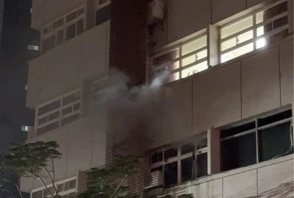 3樓病房冒出濃煙。(圖/翻攝畫面)