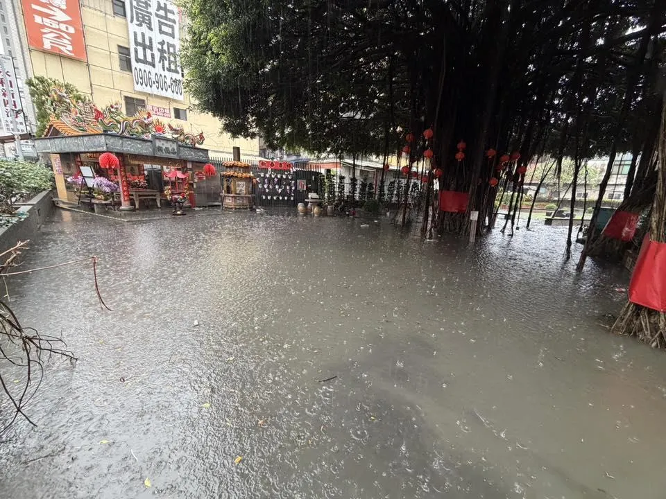 集福祠前因瞬間強降雨導致排水不及。(圖/翻攝自「New 北屯新動力 吳宗學」臉書)