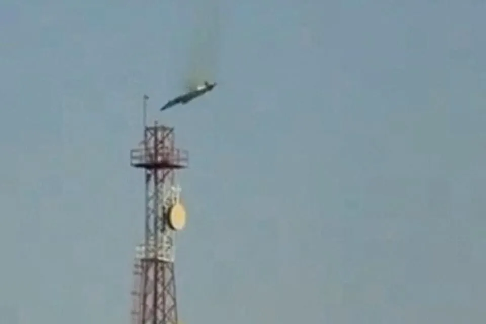 美國空軍F-15戰機3月2日在科威特上空遭科威特防空部隊誤擊墜落,全數人員順利彈射逃生。(圖/Social Media/via 路透社)