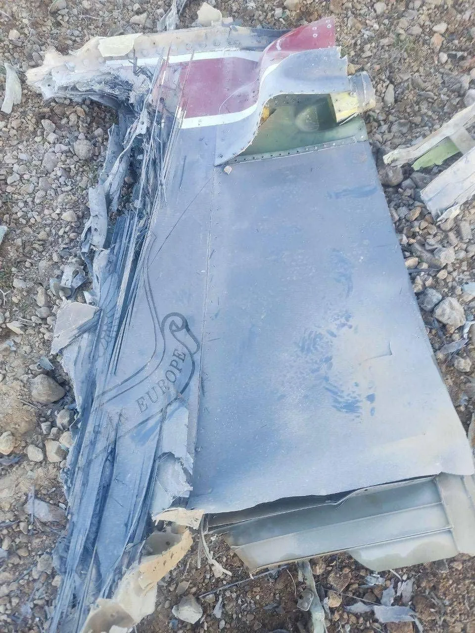伊朗國家媒體稱，圖為一架被擊落的美軍戰機殘骸。（圖／路透社）