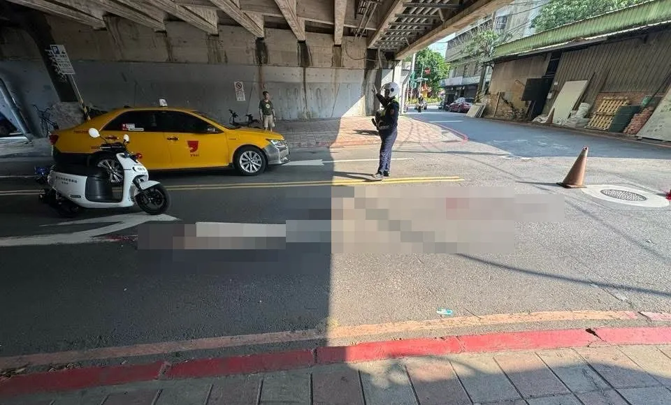 車禍現場血跡斑斑警方封鎖車道採證。（圖／翻攝自臉書「我是南港人」）