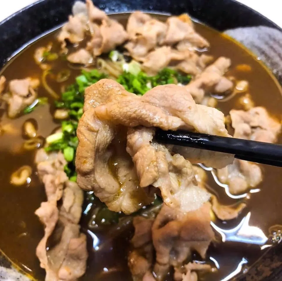 韓記老虎麵的招牌特色在於湯頭濃郁、微辣順口，碗中不只有肉有麵，還鋪滿豆芽與豆皮，最後再放上大把蔥花，一大碗份量十足，令人吃得相當滿足。（圖／翻攝自臉書）