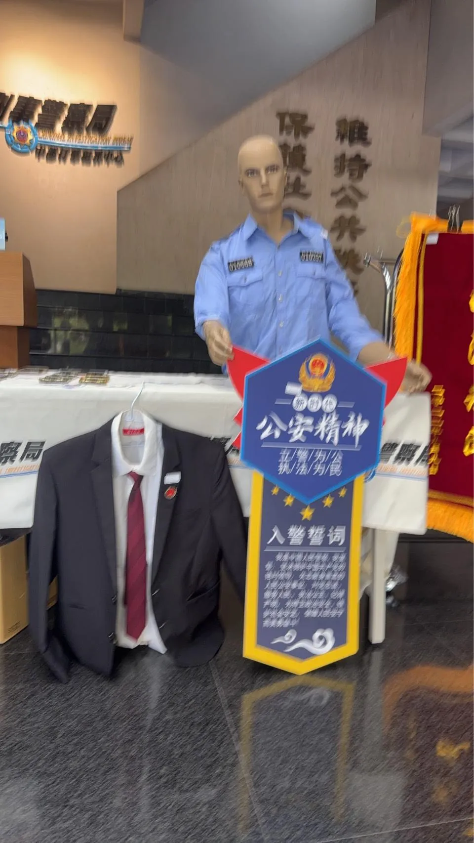 黃男在台中市南屯區承租透天厝並控管詐騙機手，以第一線、第二線及第三線機手分工，竄改大陸地區派出所門號，再布置大陸檢警辦公畫面，以AI視訊假冒檢察官及公安方式，詐騙香港民眾匯款，最後透過虛擬貨幣隱匿詐騙所得。（圖／警方提供）