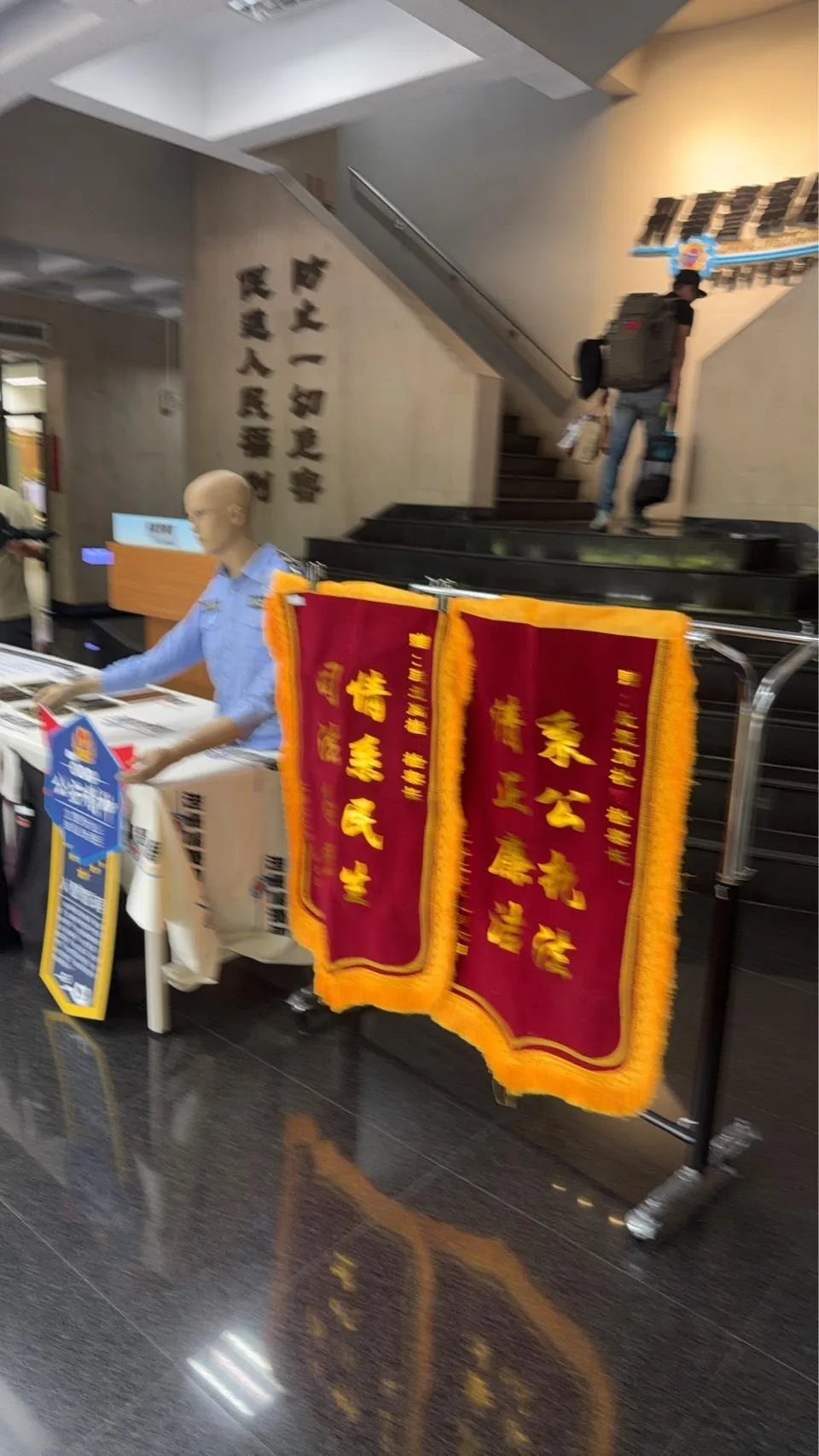 刑事局查扣假檢察官制服、假公安制服及徽章等證物。（圖／警方提供）