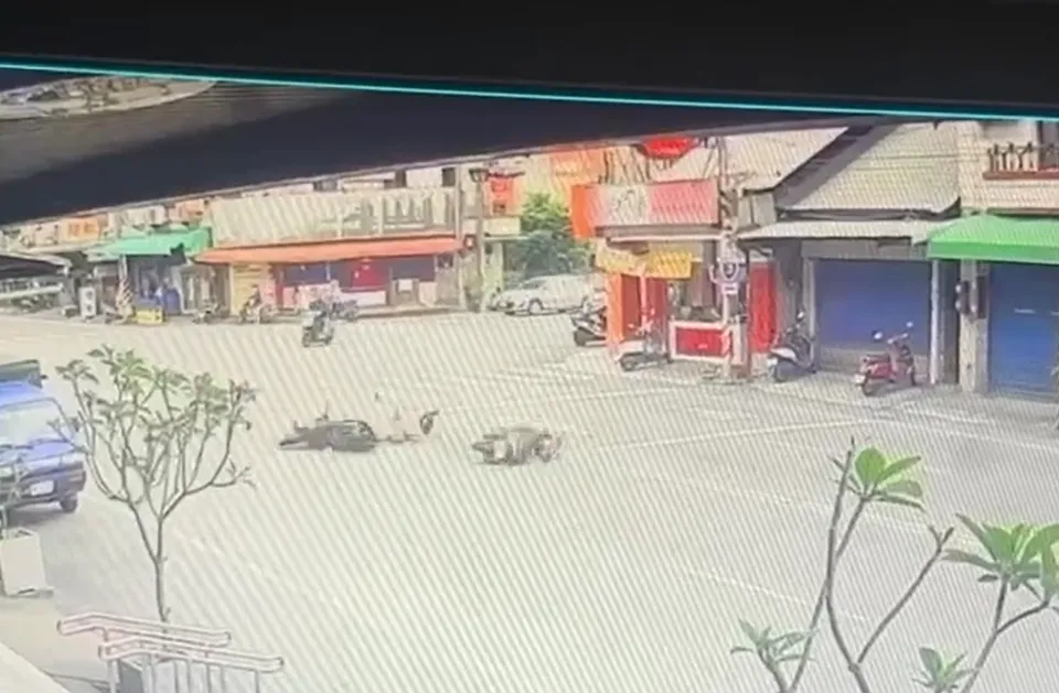 監視器拍下撞擊瞬間。（圖／翻攝畫面，下同）