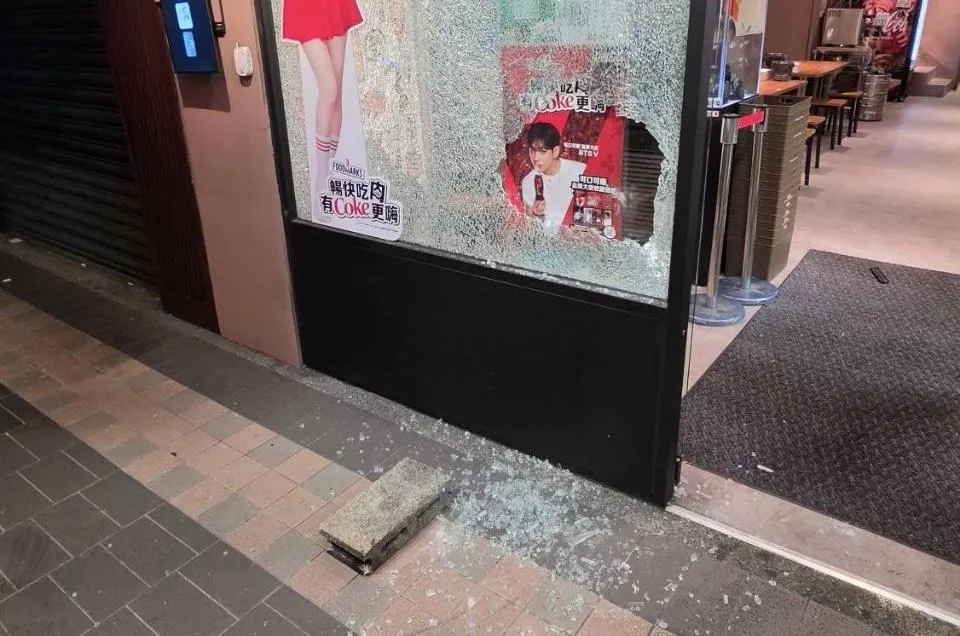 居酒屋的玻璃被客人砸破。（圖／翻攝畫面）