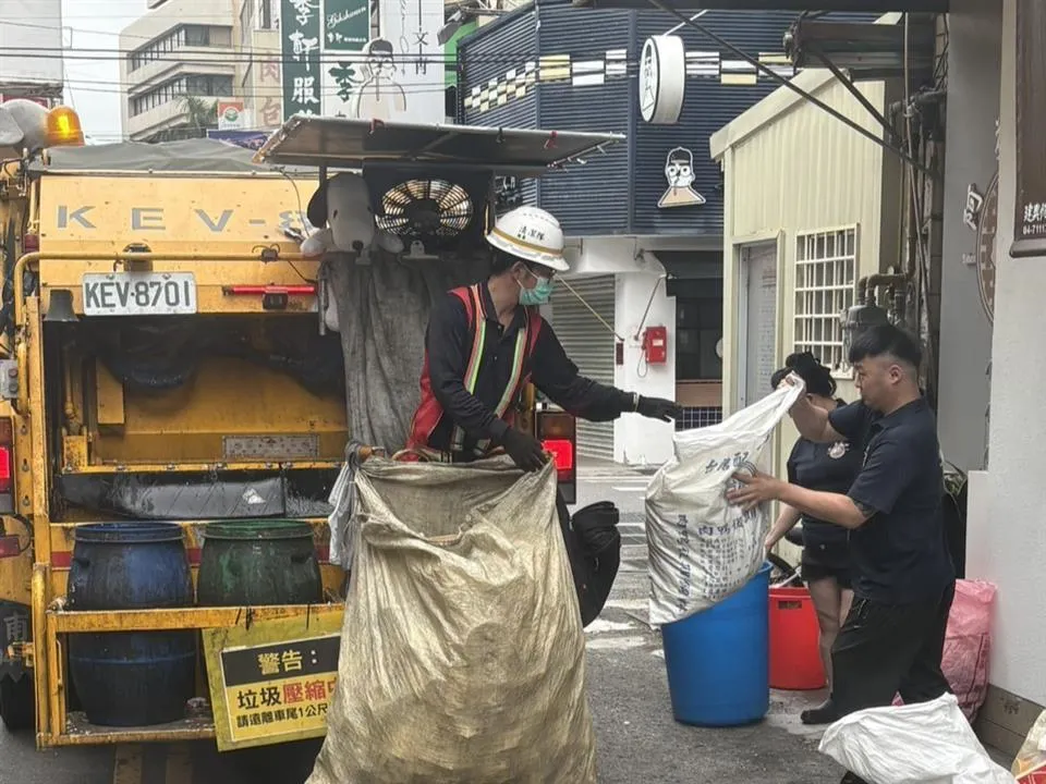 彰化縣5月1日（星期五）至5月3日（星期日）垃圾清運時間，請縣民依時段配合丟棄垃圾。 （圖／環境保護局）