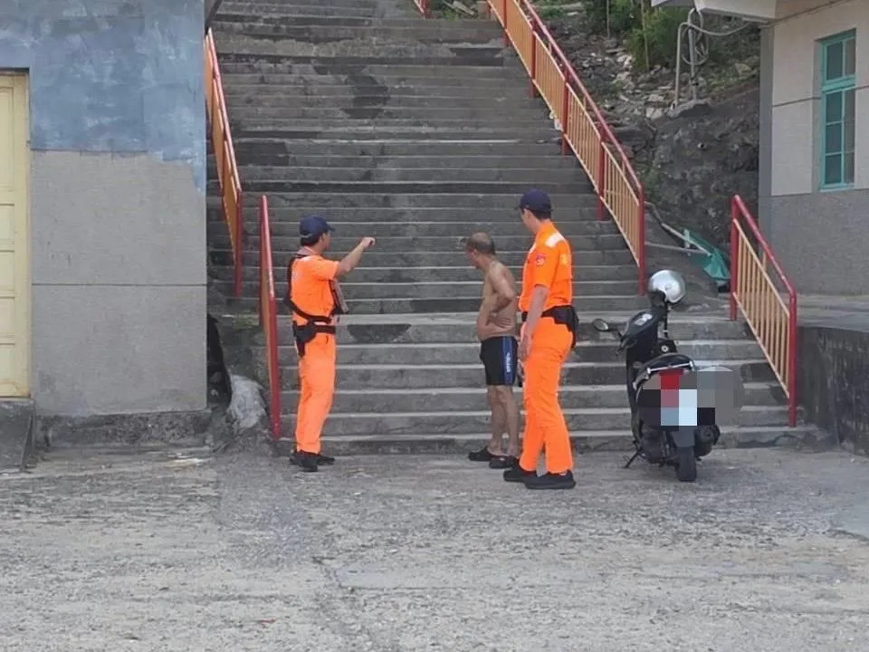 涉案男子供稱當時獨自在岸邊看海，海龜遭海浪拍打漂近身旁，才順手將海龜移開。（圖／南部分署第五岸巡隊）