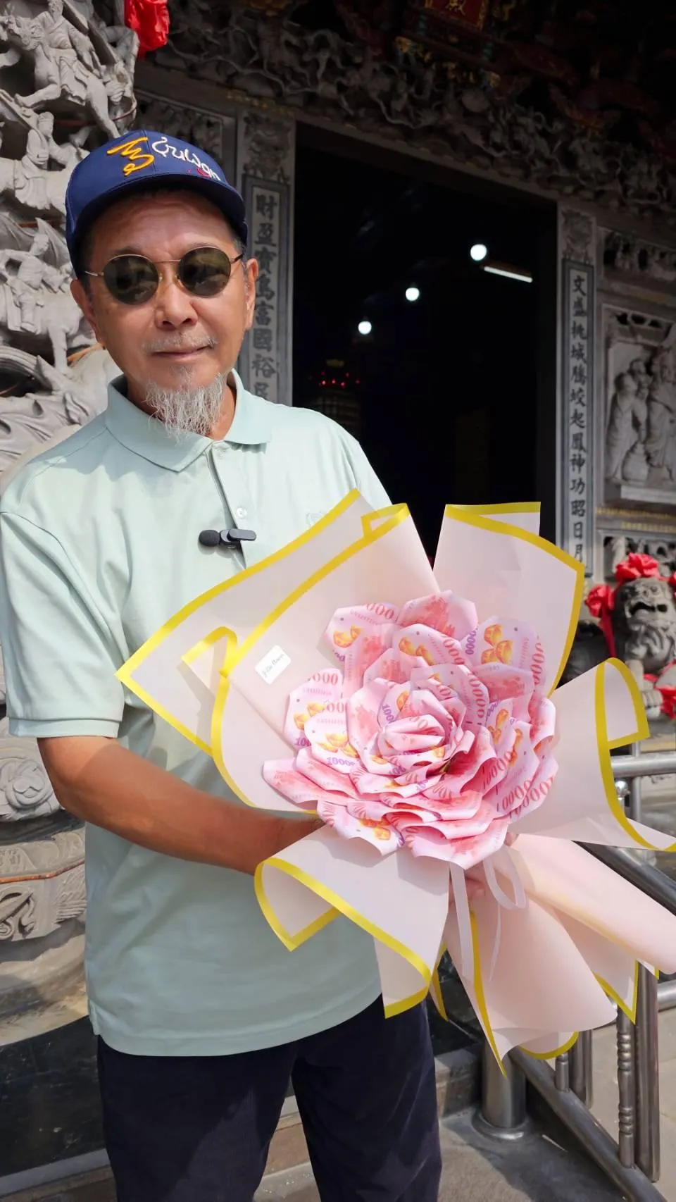 廖大乙建議,信眾可趁此良辰吉日,親手紙摺「神明花」敬獻。(圖/廖大乙提供)