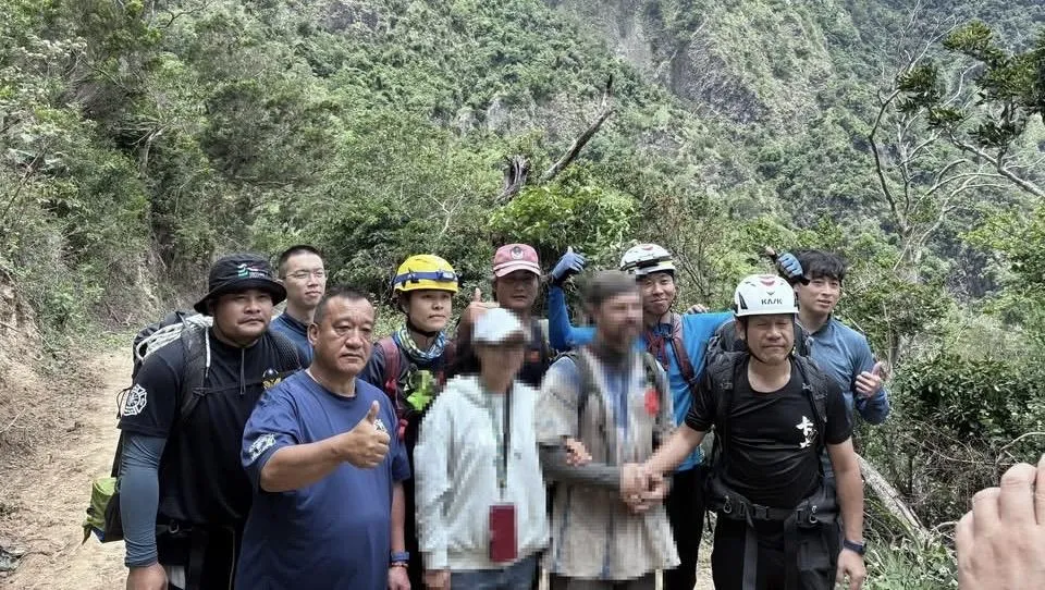 馬修獲救開心與救難人員合照。(圖/翻攝畫面)
