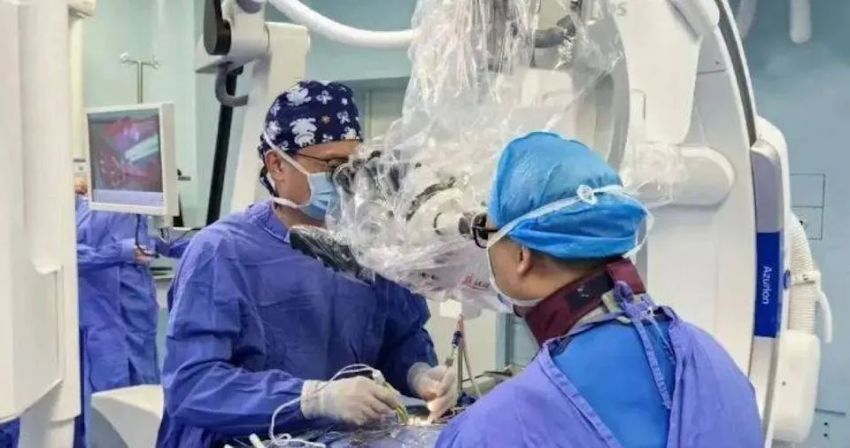 主刀醫療團隊將手術過程形容為「湯裡撈麵條」,強調在脊髓腔內逐條取出寄生蟲的同時,必須謹慎小心以免傷及周圍神經組織,手術難度極高。(圖/翻攝自福州日報)