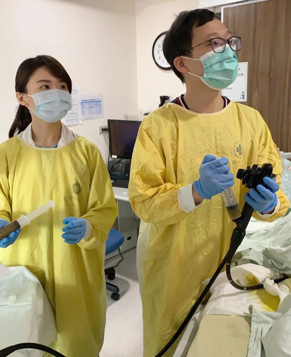 臺中榮總胃腸肝膽科醫師曾敬棠(右)以內視鏡為病友進行糞菌移植。(圖/臺中榮總)