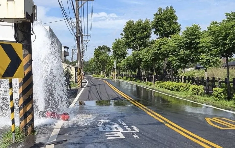消防水柱噴出近1層樓高。（圖／翻攝畫面）