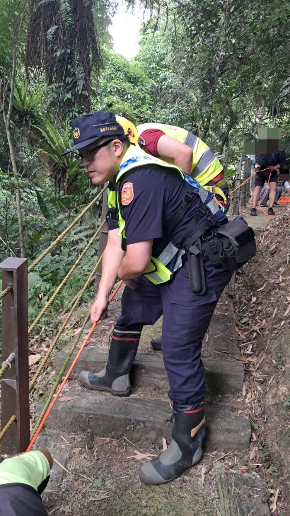 救援人員架設繩索系統,運用山域繩索下降技術抵達受困位置。(圖/桃園市消防局提供)