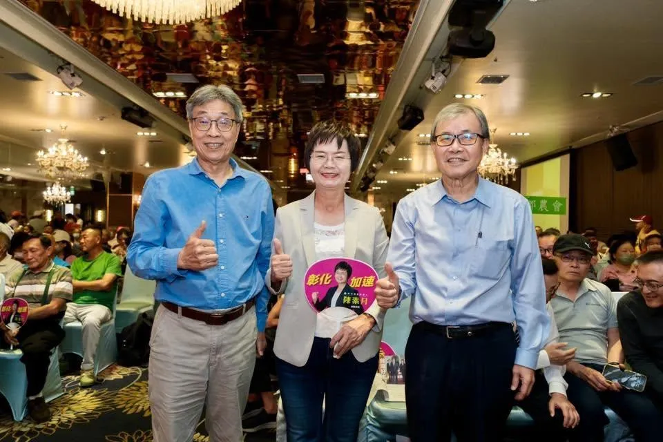 農業部長陳駿季和教育部長鄭英耀為民進黨彰化縣長參選人陳素月站台。(圖/陳素月臉書)