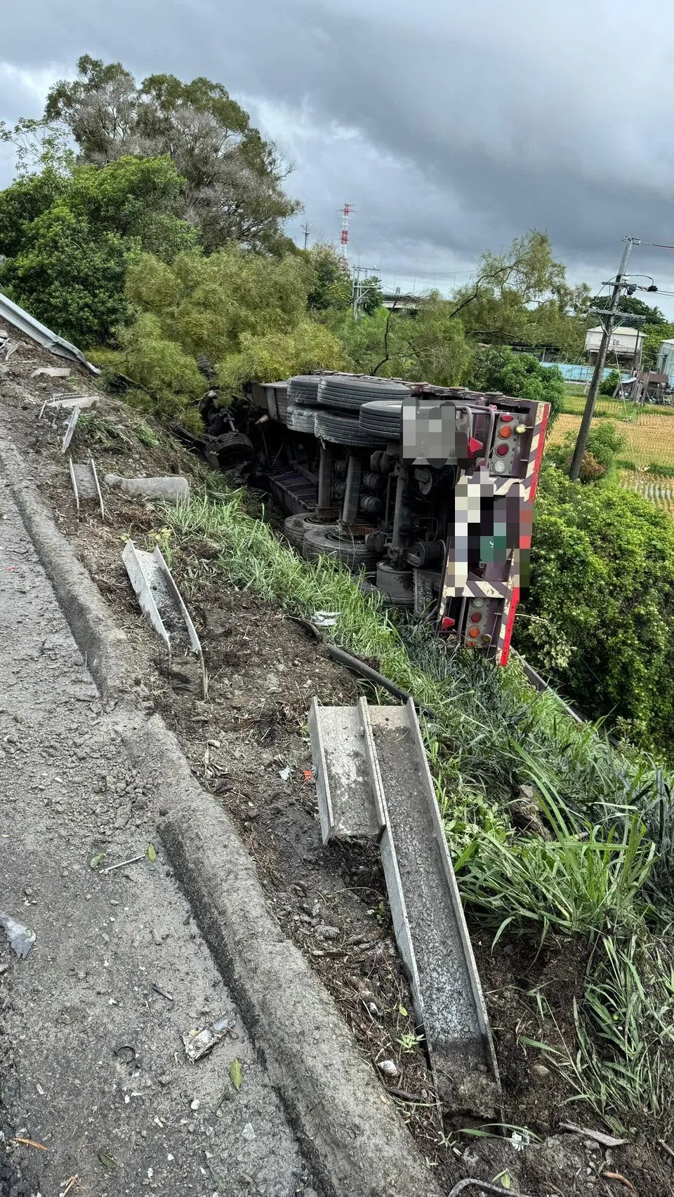 警消獲報後迅速趕抵現場，發現肇事的半聯結車車體受損、卡在邊坡處。（圖／警方提供）