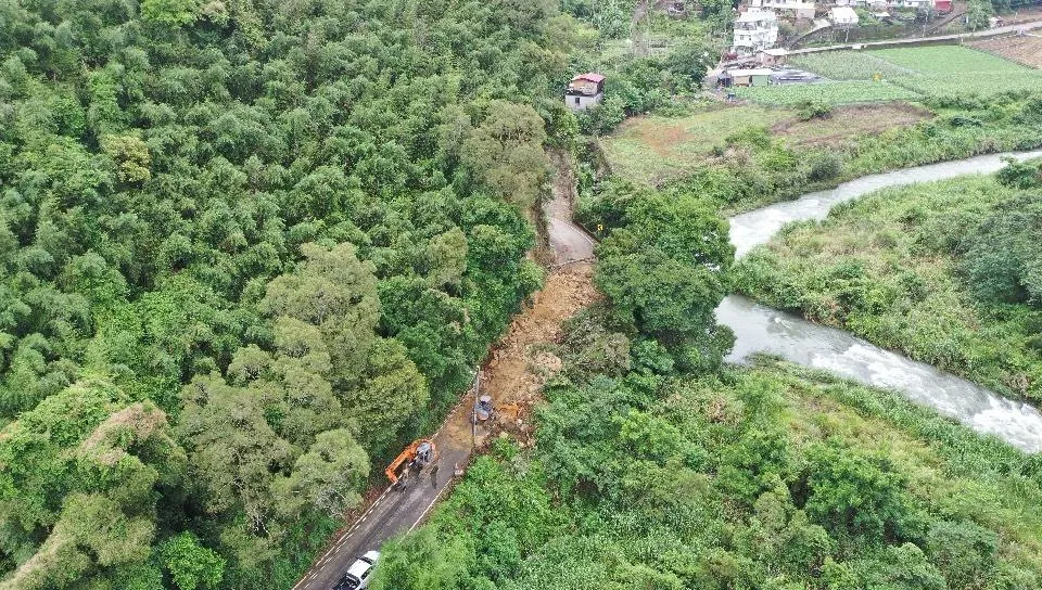 苗61線往香林方向路段發生土石坍方。（圖／翻攝畫面）