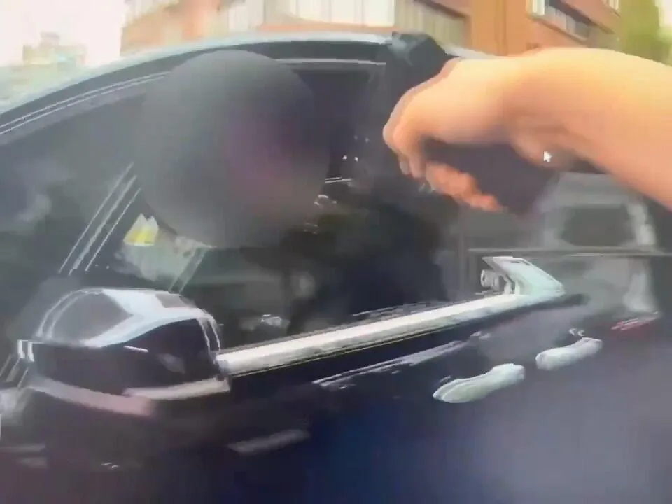 警方獲報後火速攔截保母車，持槍喝令嫌犯下車。（圖／警方提供）
