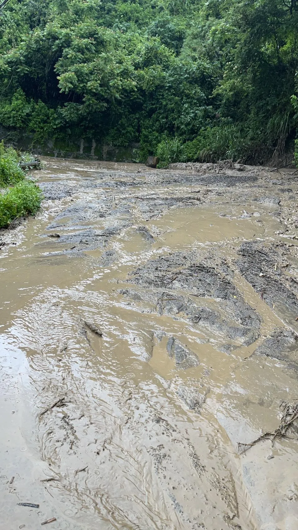 投89線道路出現土石流。（圖／仁愛鄉公所提供）