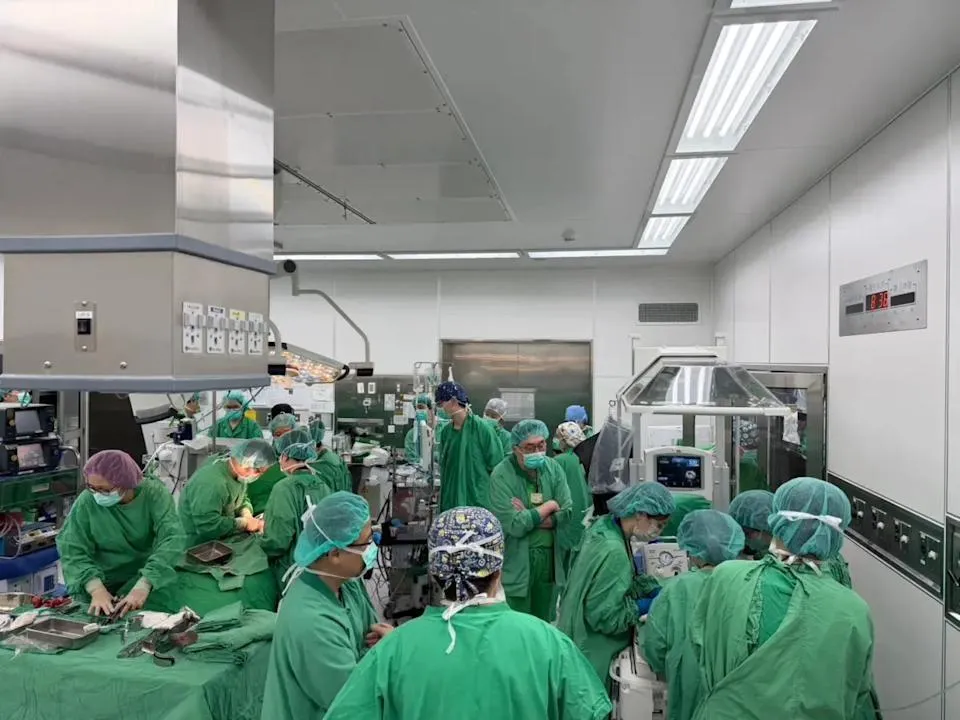 一名30多歲、懷孕29週的孕婦，因腦瘤復發出血、情況危急，北榮動員逾30名跨科醫護人員，於6月8日接連完成剖腹產與開顱手術，成功保住母子性命。(圖/北榮提供)