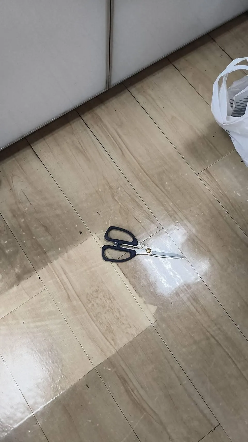 嫌犯用剪刀搶劫。（圖／警方提供）