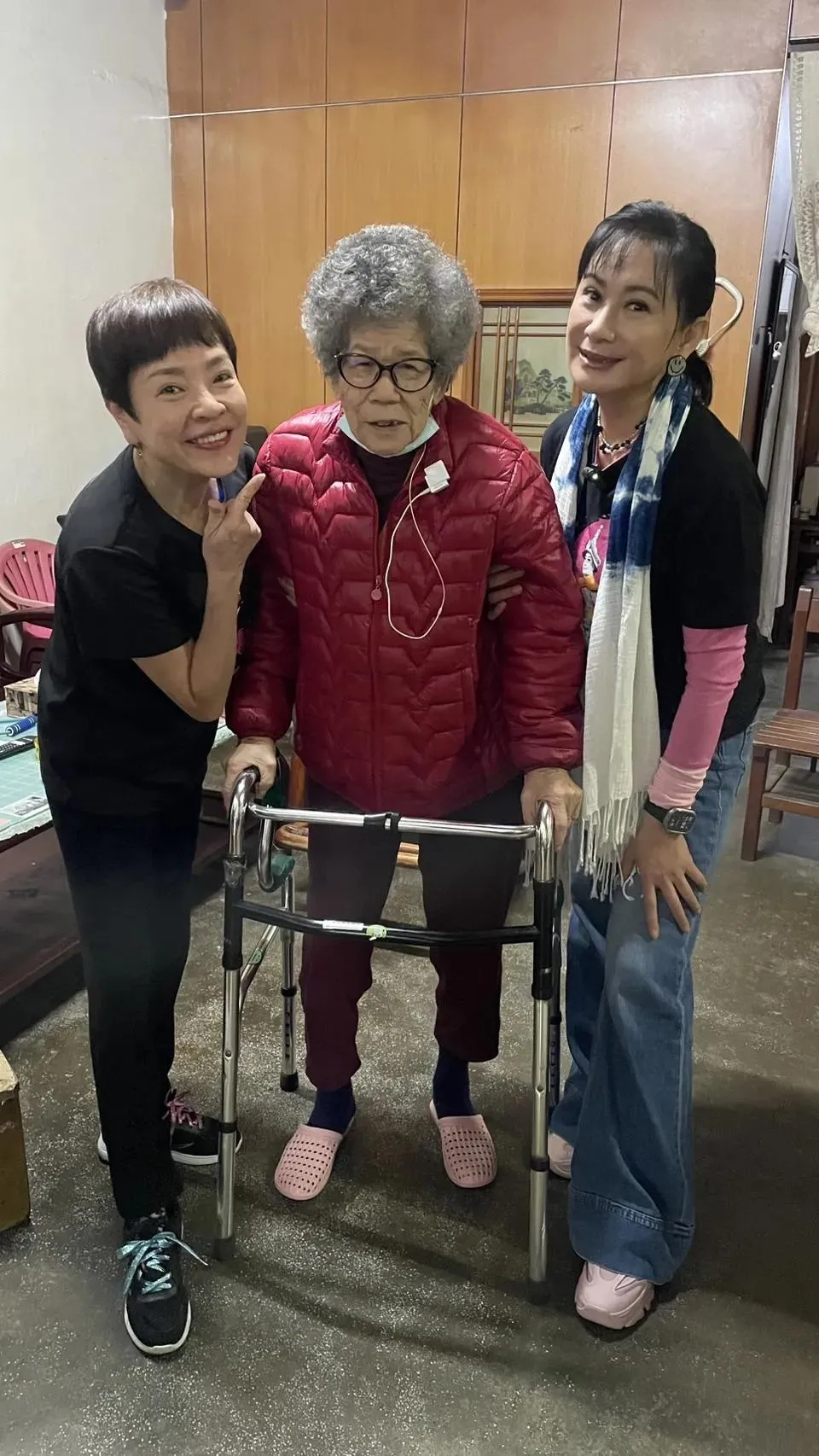 紀麗如（左）和陳亞蘭（右）去年一同探望來春阿嬤。（圖／台灣優質生命協會提供）