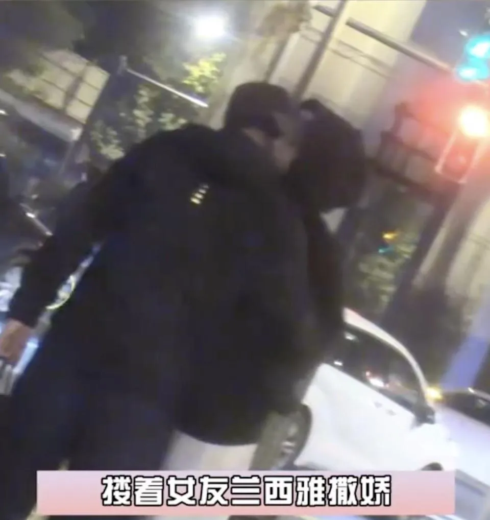 陳昊森年初被大陸狗仔拍到和女友甜蜜互動。（圖／翻攝微博）