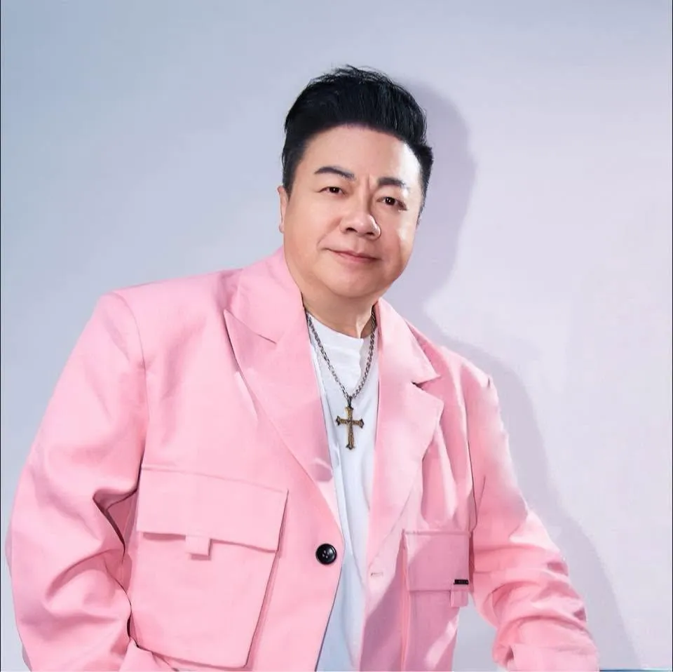 董至成雷射手術後恢復良好,稱回到了青春期視力。(圖/翻攝自董至成臉書)