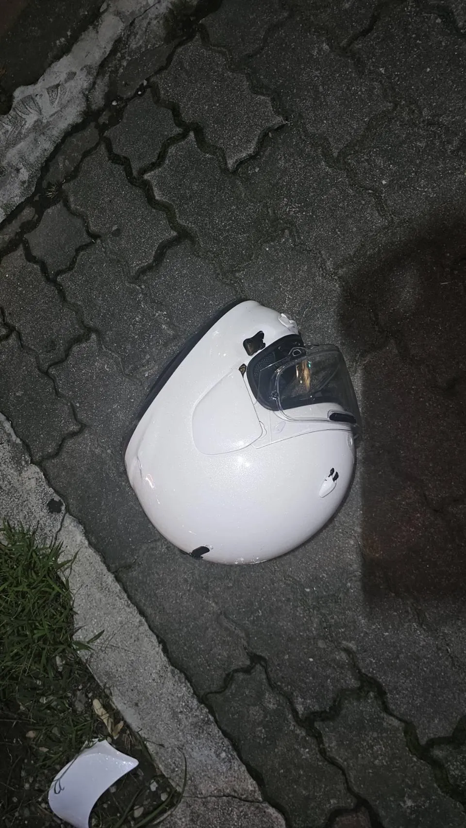 新北市新店區7日深夜發生嚴重車禍,1名男子重創送醫搶救。(圖/警方提供)