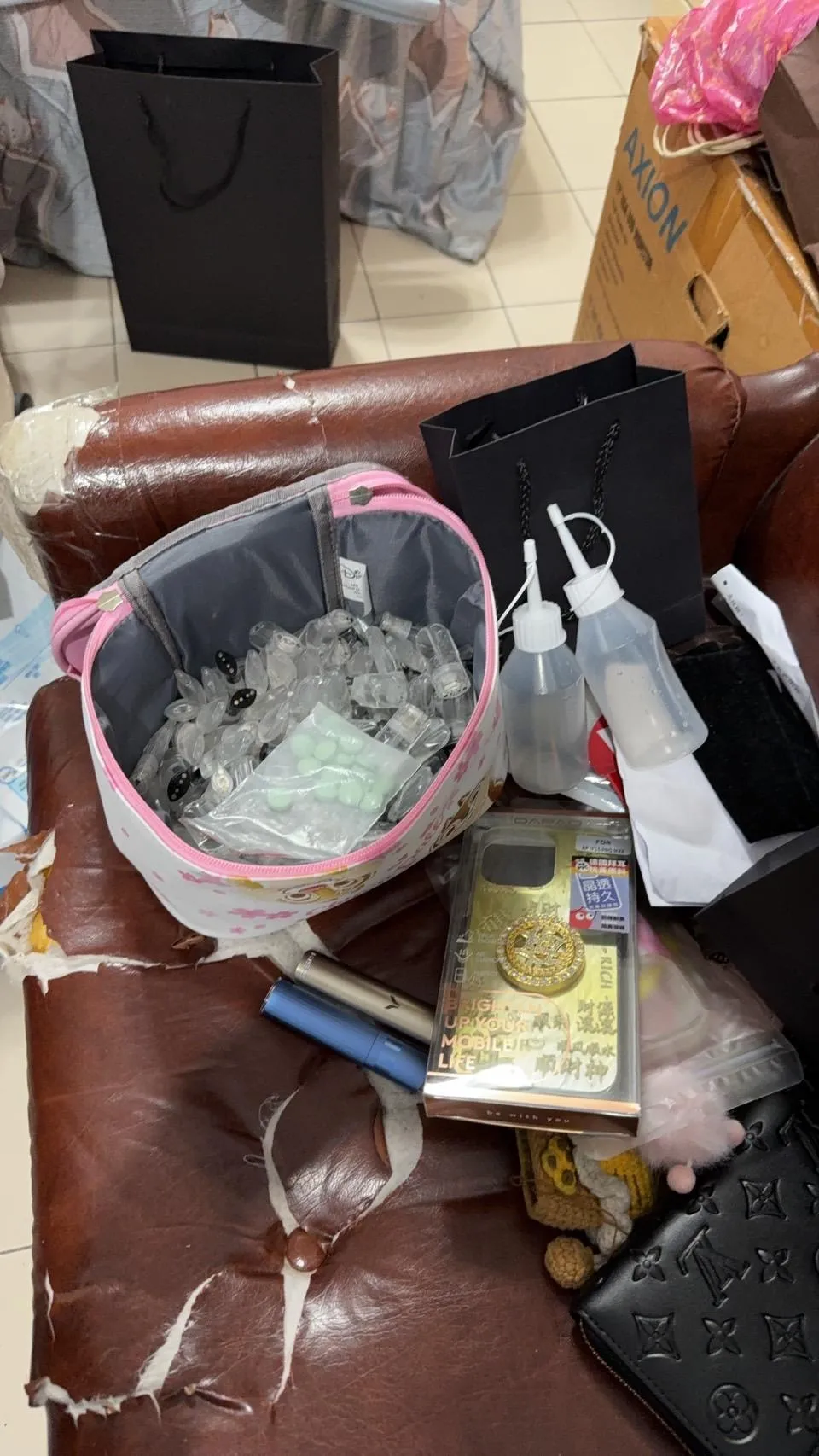 周男把喪屍菸彈藏在粉紅色可愛卡通便當袋裡。（圖／中天新聞）