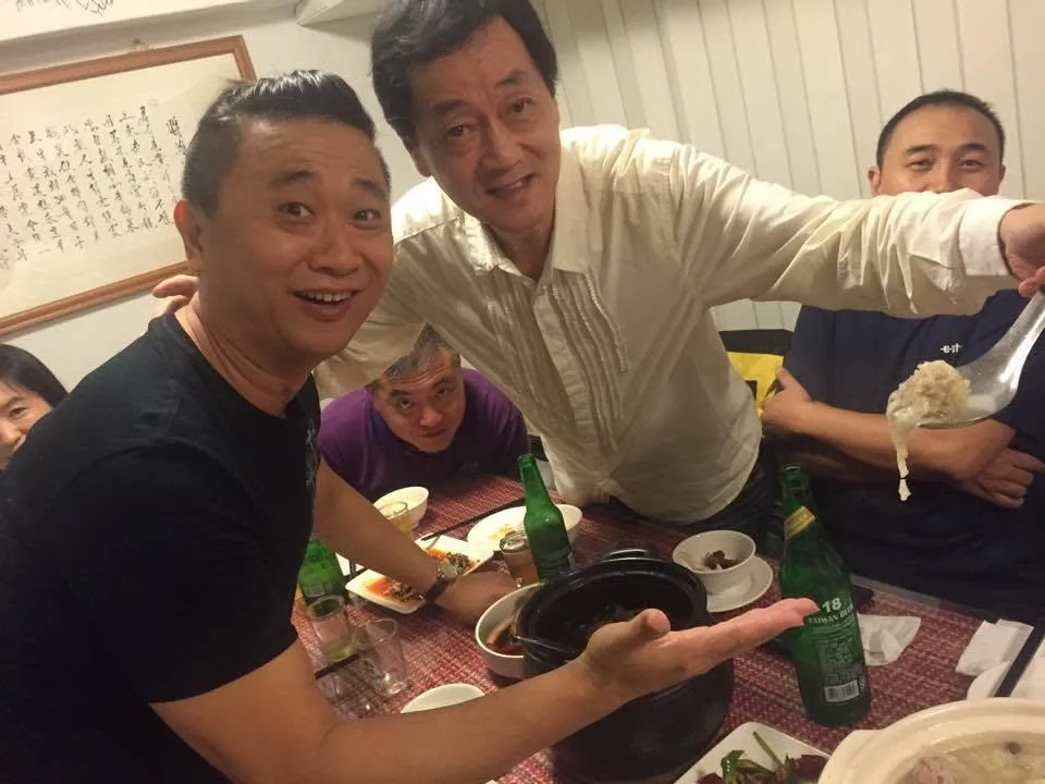 周麟(右)驚傳12日被人發現陳屍於長沙街二段的住家,享壽73歲。(圖/翻攝自邰智源臉書)
